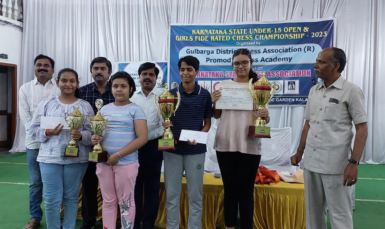 Top 4 Girls with chief Guest - Karnataka State Chess Association